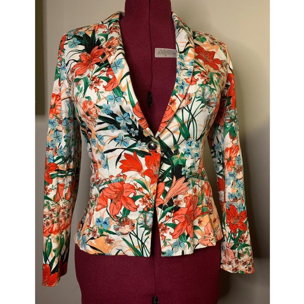 XOXO 💋 white floral blazer 🤍🌸!